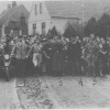 Dieses Bild zeigt Bevölkerung und Täter Hand in Hand bei der Verbrennung der Aumunder Synagoge am 10. November 1938