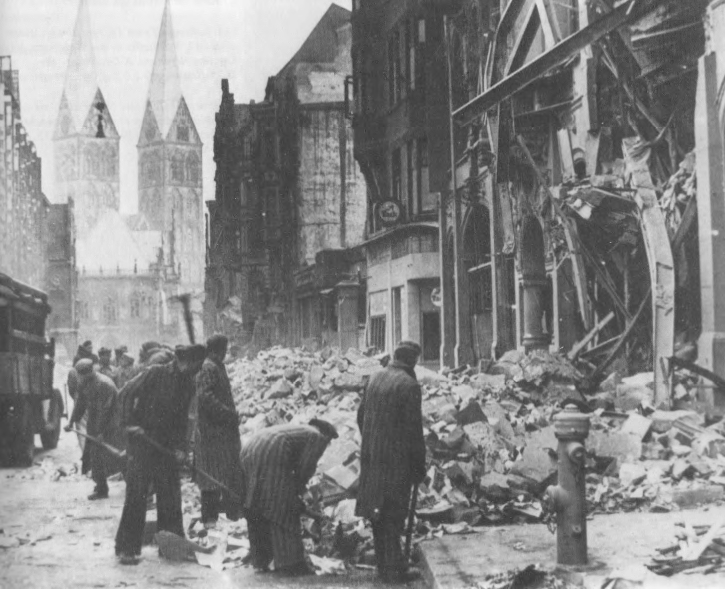 Das Bild zeigt Afräumarbeiten im Jahre 1941 in der Obernstraße in Bremen