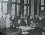 Das Bild zeigt den Senat Kaisen II am 6. Januar 1946. Von links sitzend: Wilhelm Kaisen, Theodor Spitta, Käthe Popall