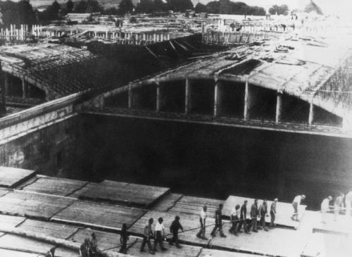 KZ-Häftlinge beim Bau des Marine-Bunkers 