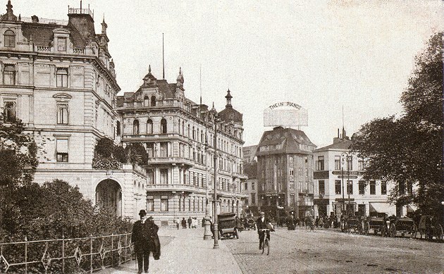 Das Bild zeigt das Herdentor mit Hillmannhotel damals