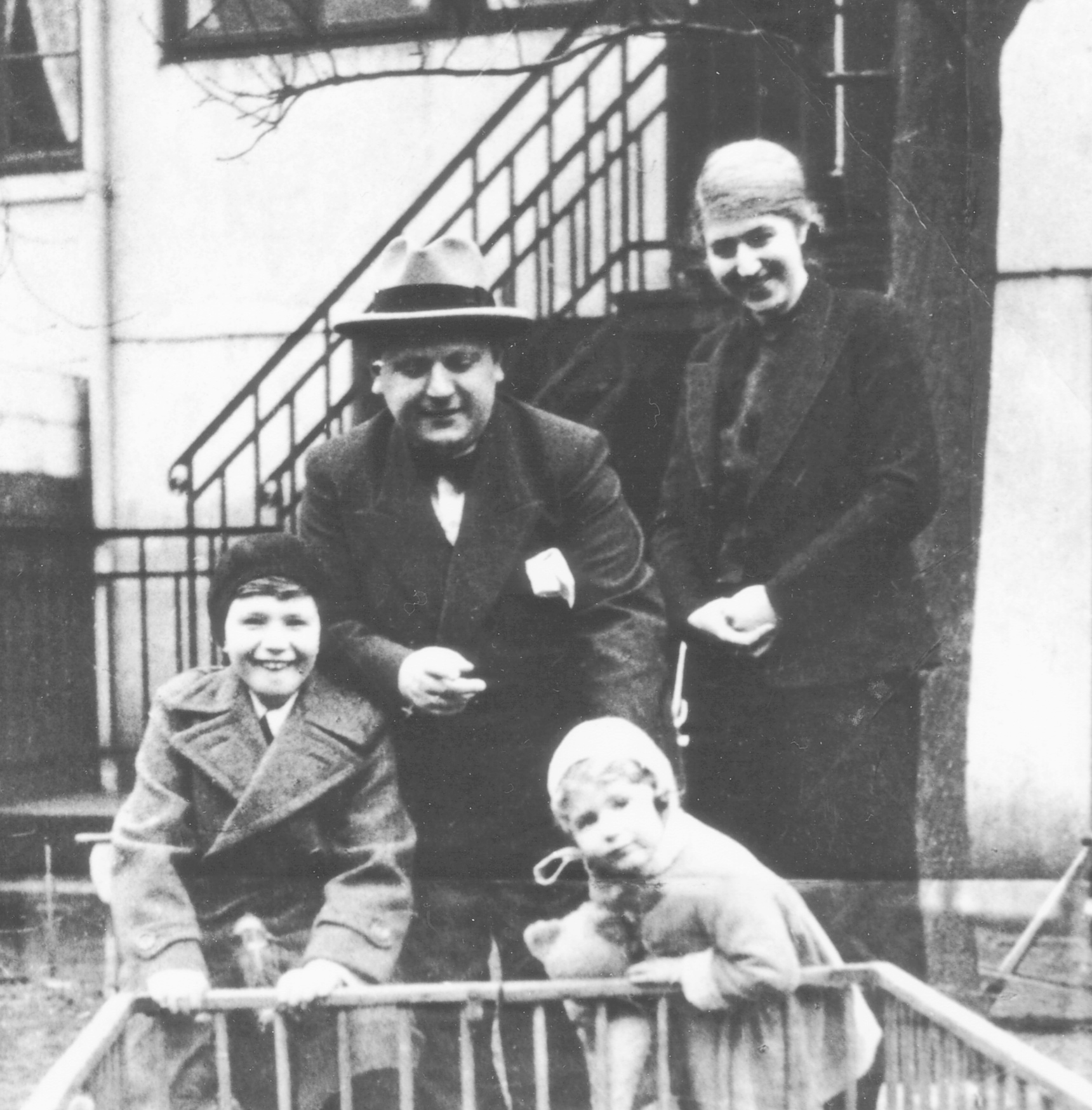 Dieses Bild zeigt Leo Freudenberg mit seiner Familie