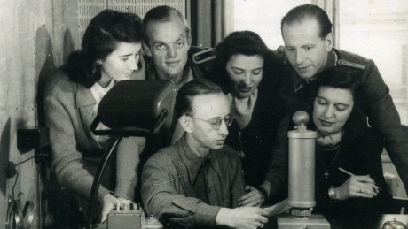 Dieses Bild zeigt Hans Günther Oestereich bei seiner Arbeit beim Soldatensender Belgrad
