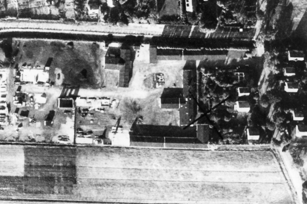 Das Bild zeigt eine Luftaufnahme des Lagers von 1951