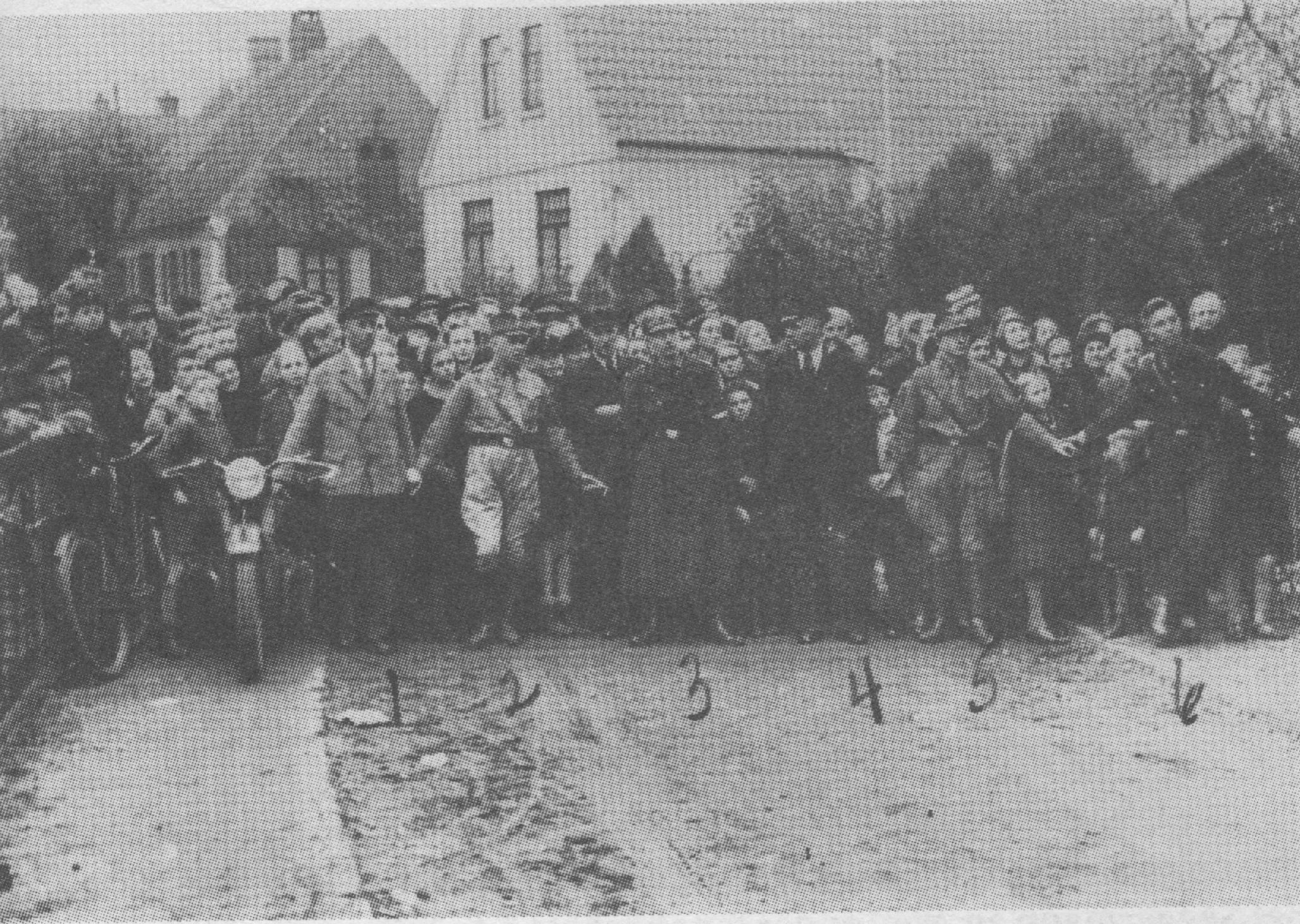 Dieses Bild zeigt Bevölkerung und Täter Hand in Hand bei der Verbrennung der Aumunder Synagoge am 10. November 1938