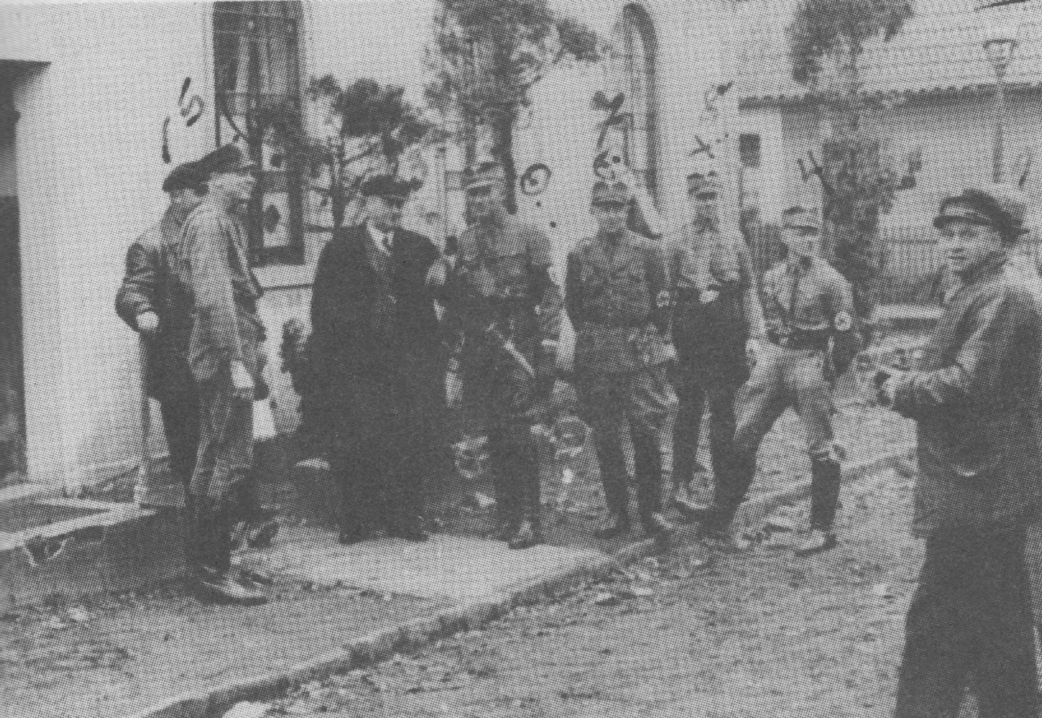 Das Bild zeigt die Täter, die am 10. November 1938 die Aumunder Synagoge in Brand steckten