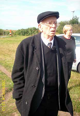 Dieses Bild zeigt Herbert Johanning bei seinem Besuch des KZ Farge, 2005