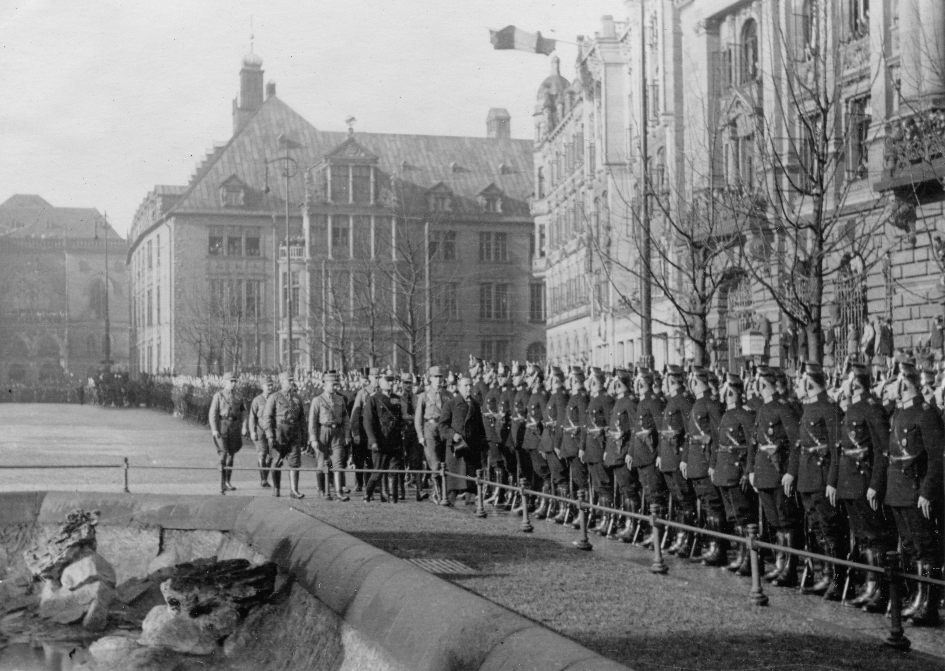 Volksfeiertag. „Polizeiherr“ Theodor Laue schreitet die Front der Polizei ab. (Staatsarchiv Bremen)