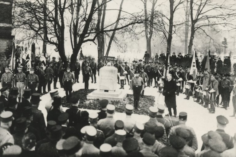 Ehrenmal_Technische_Hochschule_.2.1934_Bildungssenator von Hoff