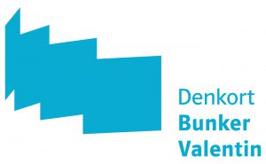 Ausklappende blaue Quardrate Denkort Bunker Valentin