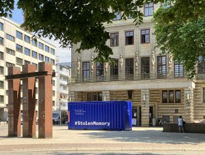 #Stolenmemory Ausstellung. Blauer Überseecontainer vorm Haus des Reichs in Bremen,