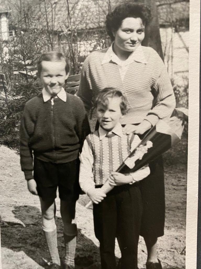 Anni Grimm, ältester Sohn & Erdmann bei der Einschulung 1956 in Göhrde
