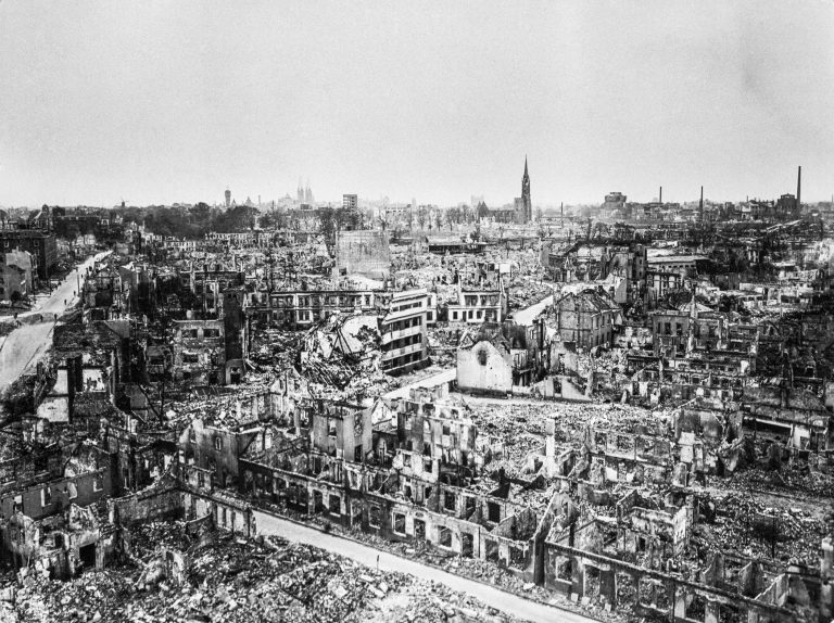 Zerstörtes Bremen, Walle/Utbremen, Blick zum Stephaniviertel, links Hansastraße / Nordstraße.