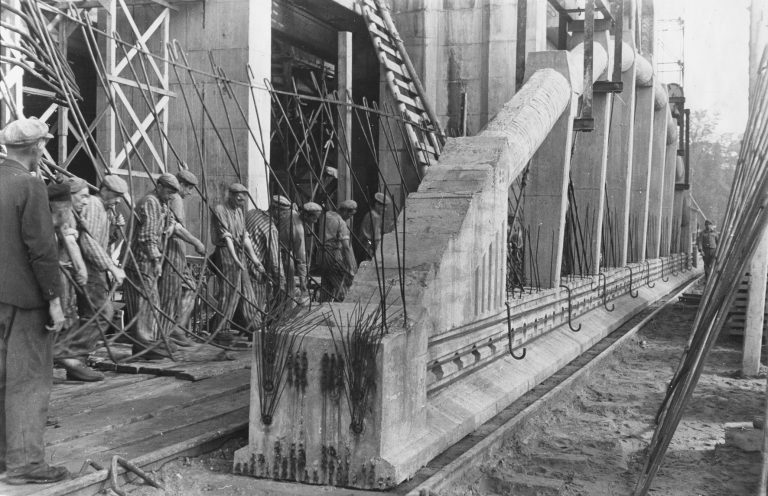 Auf der Baustelle des Bunker „Valentin“ mussten Häftlinge des KZ schwerste Zwangsarbeit verrichten, 1944. Copyright: Denkort Bunker Valentin/LzpB, Foto: J. Seubert.