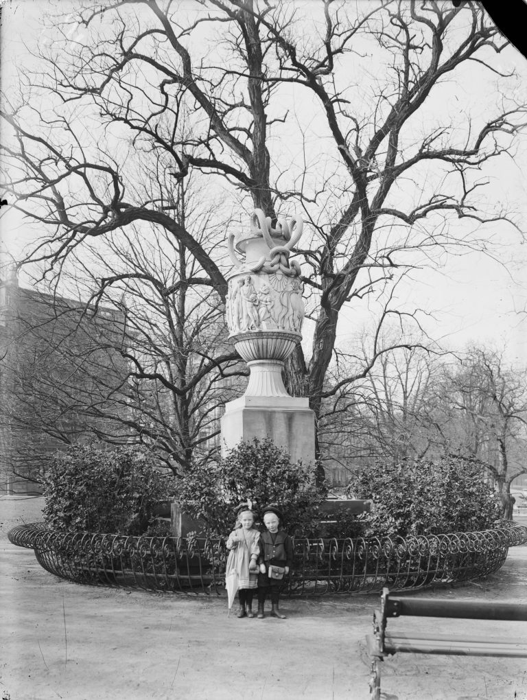 Vase i.d. Wallanlage um 1930, (Staatsarchiv Bremen) StAB_10.B-FN-7-1718_002