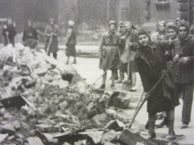 Trümmerräumung durch Zwangsarbeiterinnen